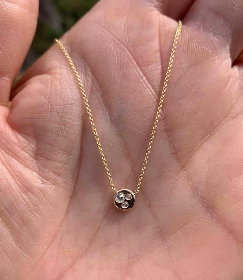 Single Circle Necklace 3 Diamonds